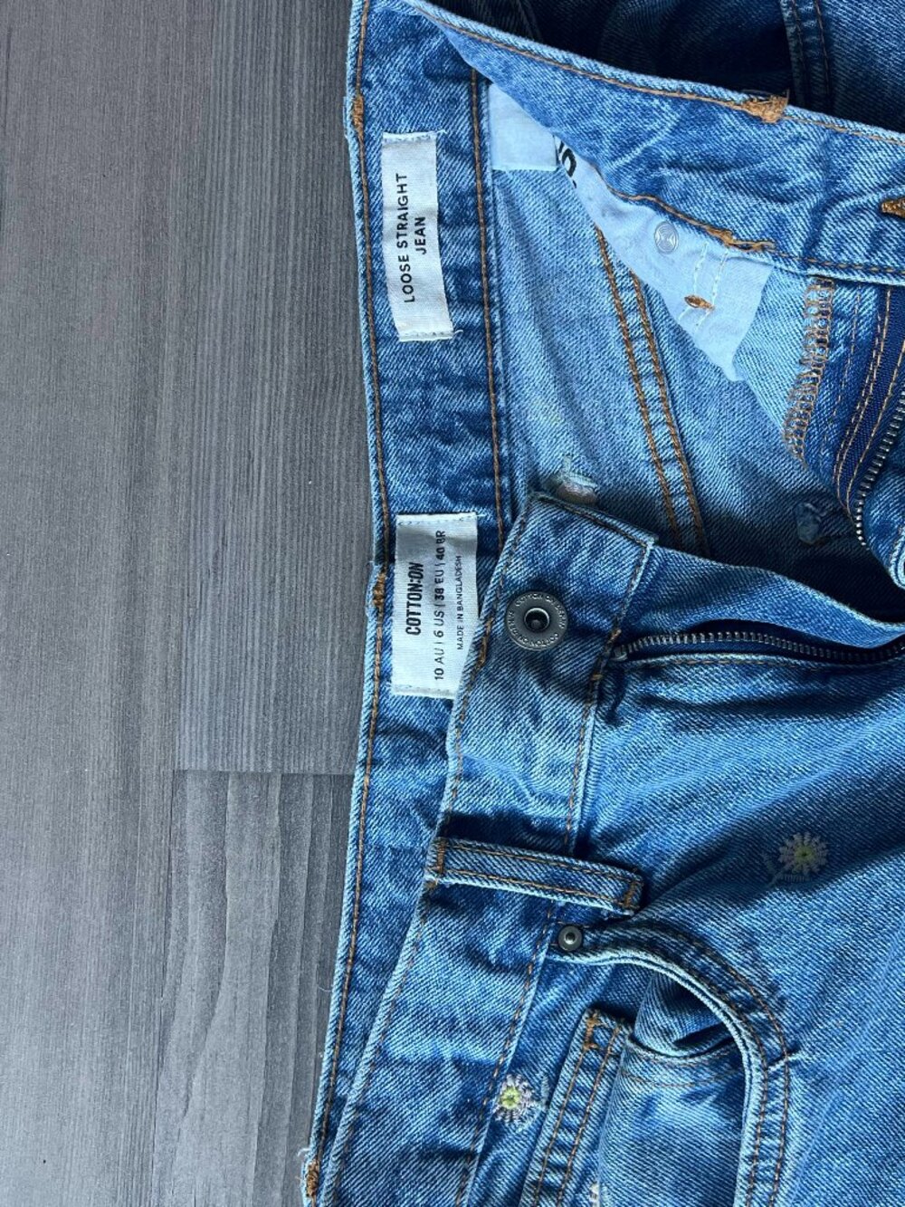 Cotton On Loose Straight Jean with daisy embroidery, blue wash, size US 6 - Picture 3 of 3